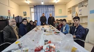 صبحانه کاری مشترک مدیریت محترم  دبیرستان با مربیان و دانش اموزان  همزمان با سالروز ورود امام خمینی به کشور در روز 12 فروردین